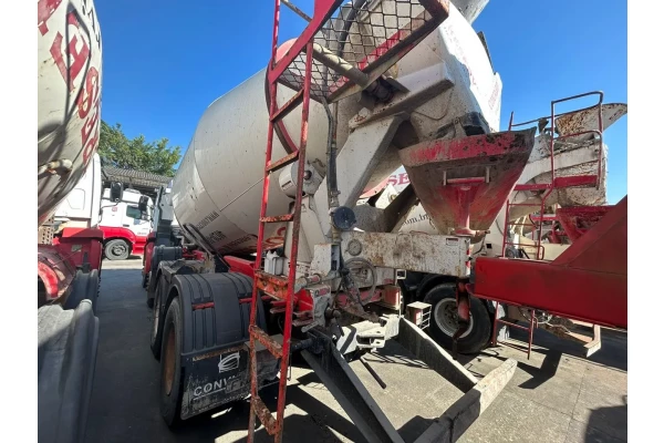 Caminhão betoneira Volkswagen 31280 ano 2014/14 com balão Liebherr 10M