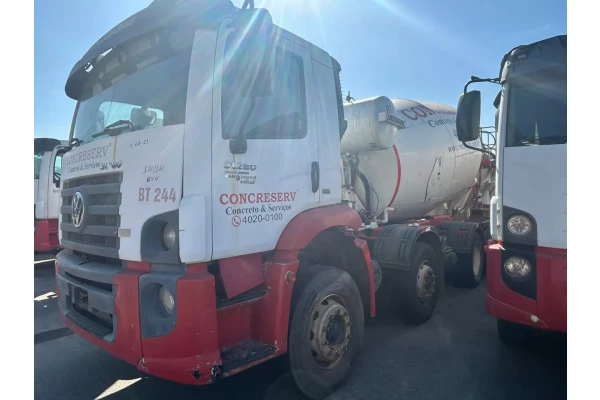 Caminhão betoneira Volkswagen 31280 ano 2014/14 com balão Liebherr 10M