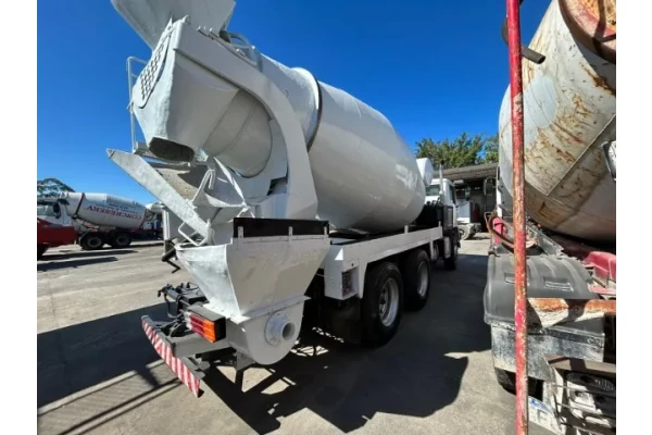Betonbomba Schwing / Caminhão Mercedes 2729 - ano 2013/13